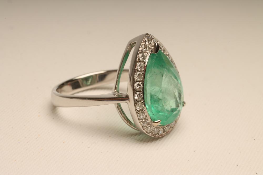 AN EMERALD AND DIAMOND COCKTAIL RING Image