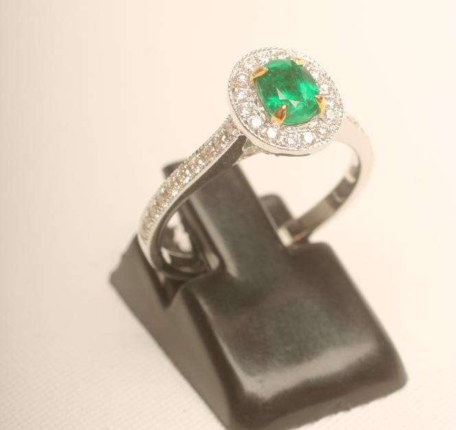 AN EMERALD AND DIAMOND CLUSTER RING Image