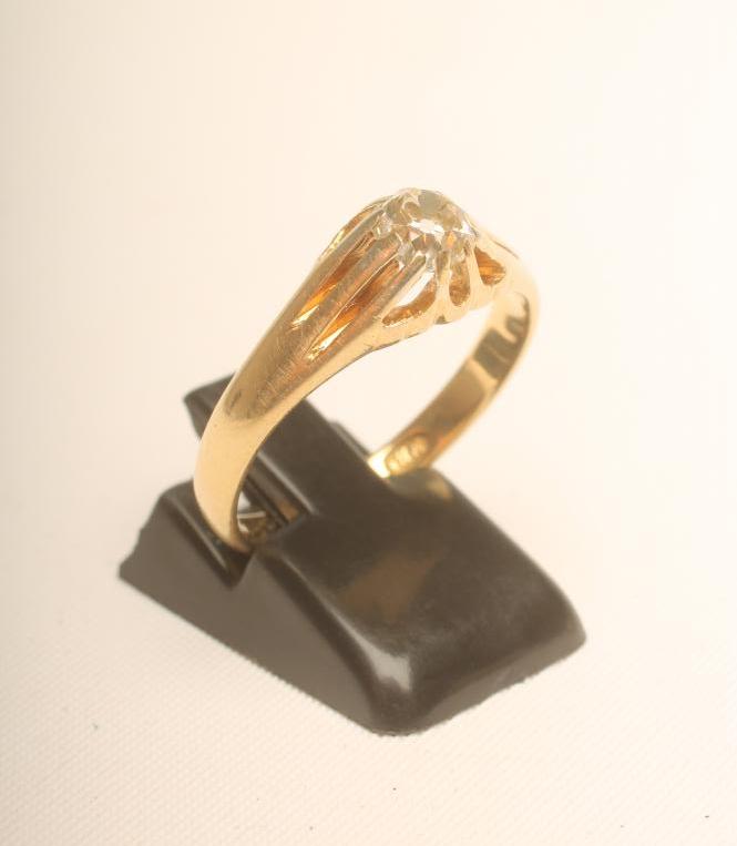 A LATE VICTORIAN GENTLEMAN'S SOLITAIRE DIAMOND RING Image