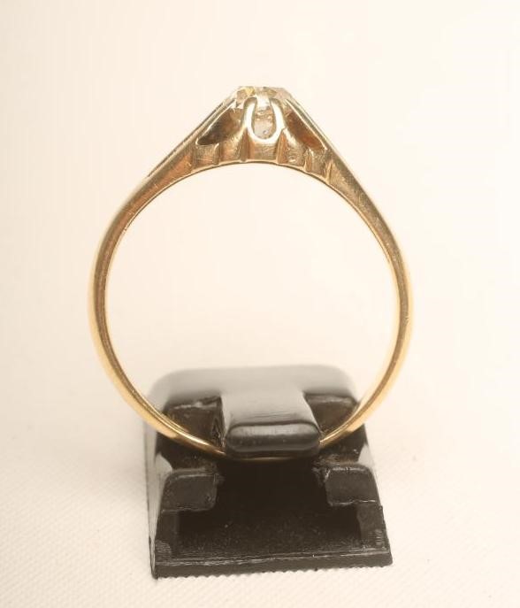 A LATE VICTORIAN GENTLEMAN'S SOLITAIRE DIAMOND RING Image