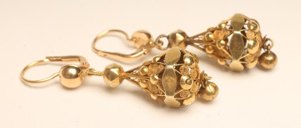 A PAIR OF VICTORIAN STYLE 18CT GOLD EAR BOBS Image