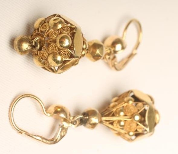 A PAIR OF VICTORIAN STYLE 18CT GOLD EAR BOBS Image