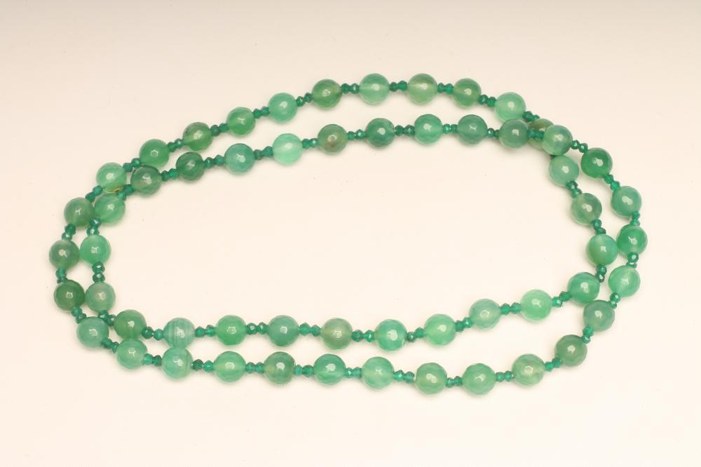 A SINGLE STRING OF AUSTRALIAN JADE BEADS Image