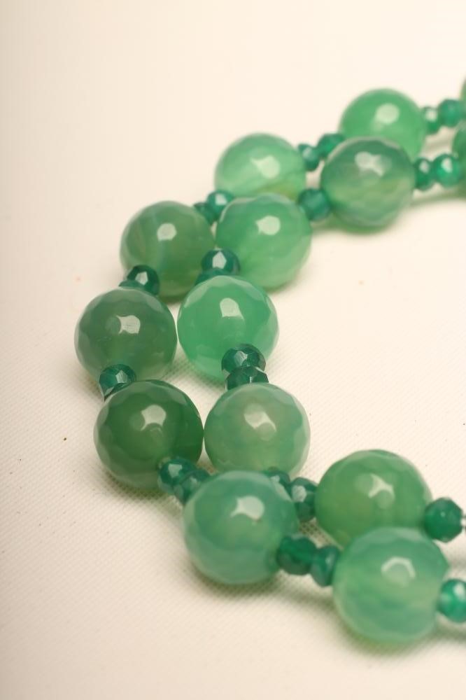 A SINGLE STRING OF AUSTRALIAN JADE BEADS Image