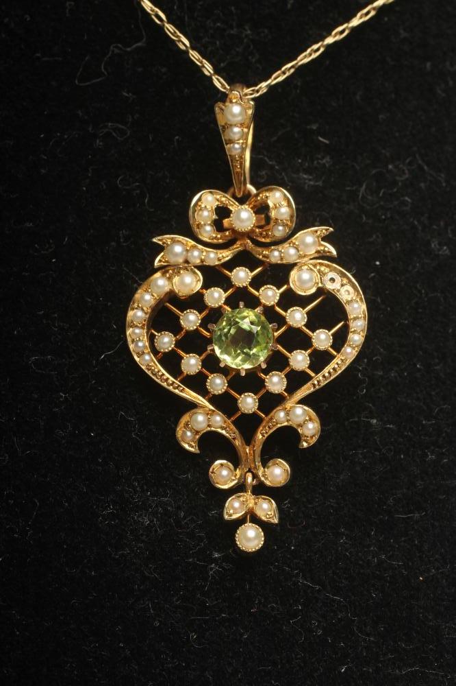 AN EDWARDIAN 15CT GOLD PENDANT Image