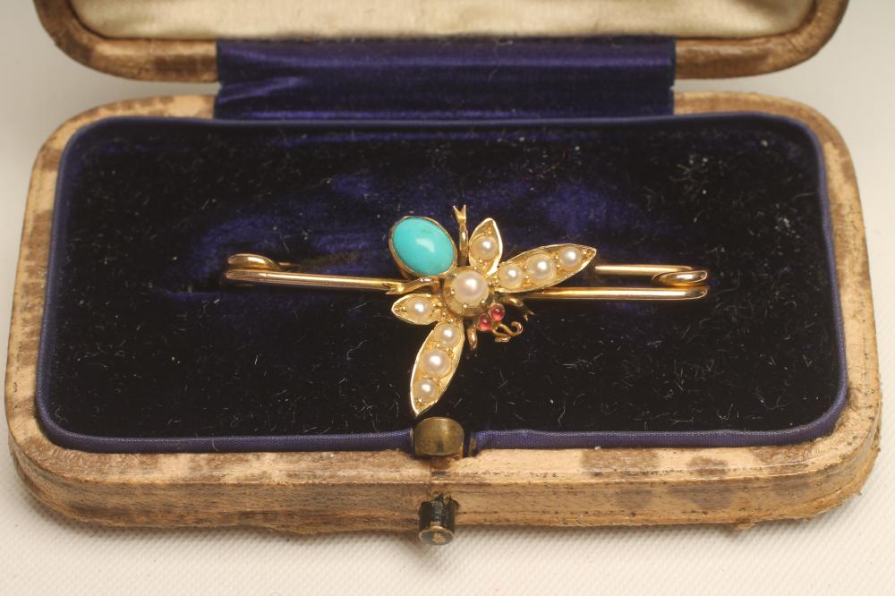 AN EDWARDIAN NOVELTY BAR BROOCH Image