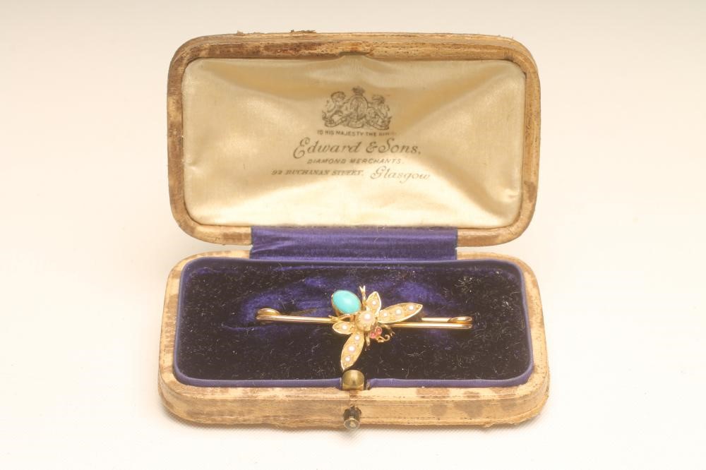 AN EDWARDIAN NOVELTY BAR BROOCH Image