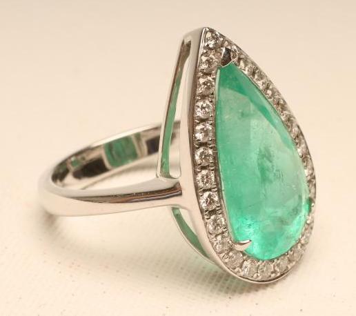 AN EMERALD AND DIAMOND COCKTAIL RING Image