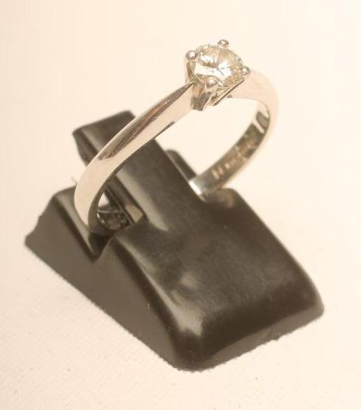 A SOLITAIRE DIAMOND RING Image