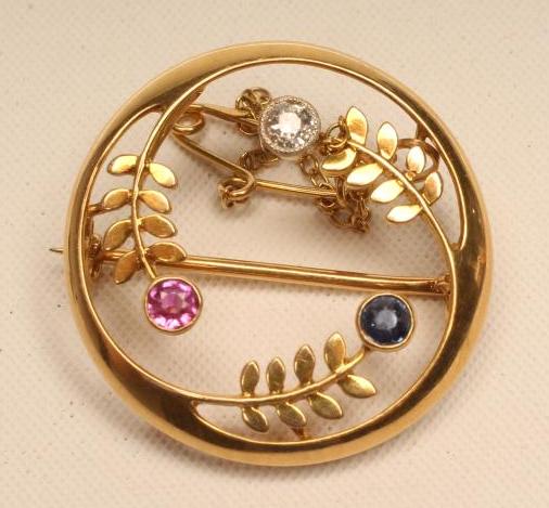 A 15CT GOLD BROOCH Image