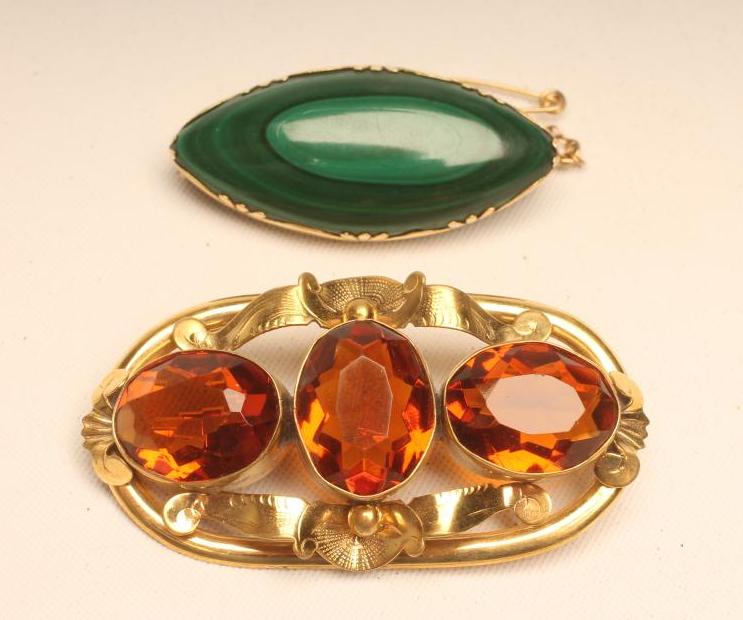 A MALACHITE BROOCH Image