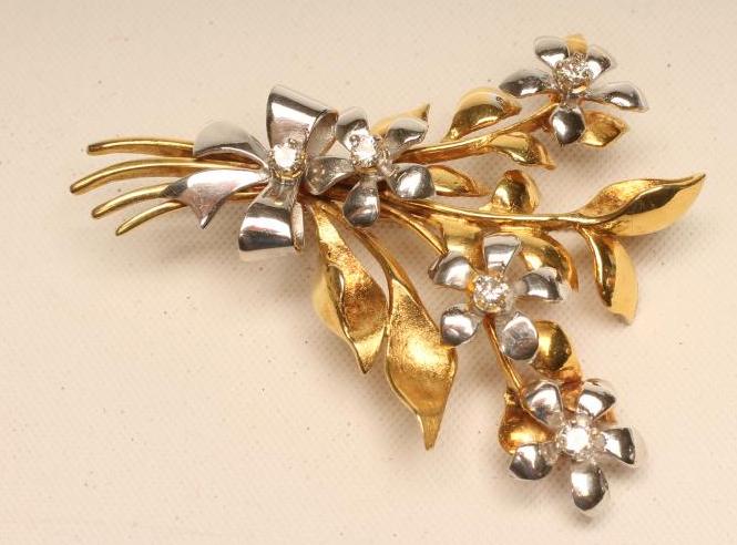 AN 18CT GOLD AND DIAMOND SPRAY BROOCH Image