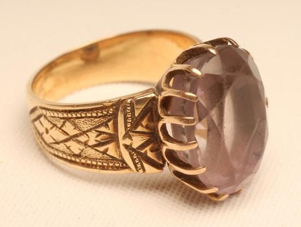 A VICTORIAN AMETHYST DRESS RING Image