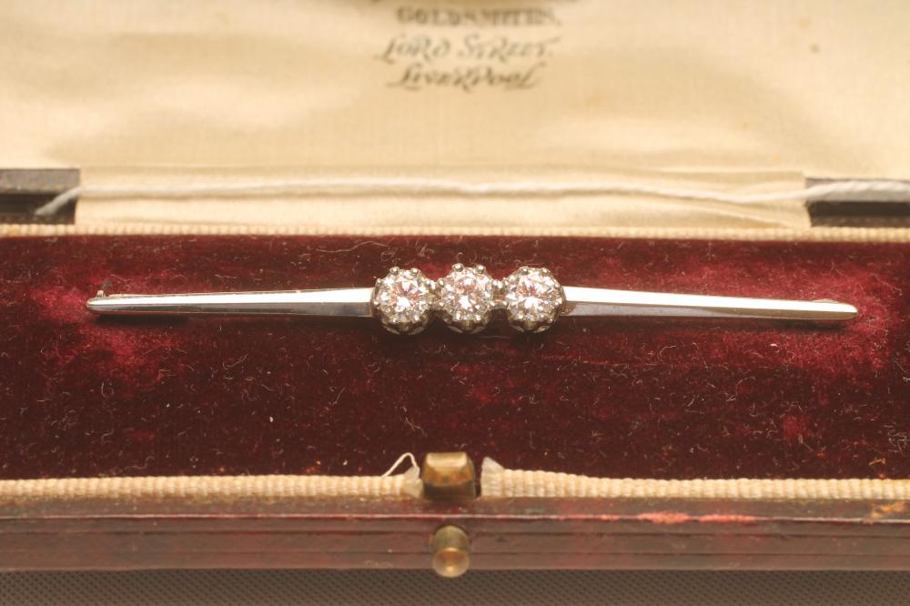 A DIAMOND BAR BROOCH Image