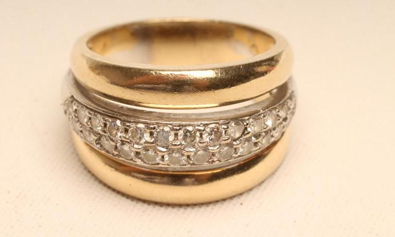 A DIAMOND COCKTAIL RING Image