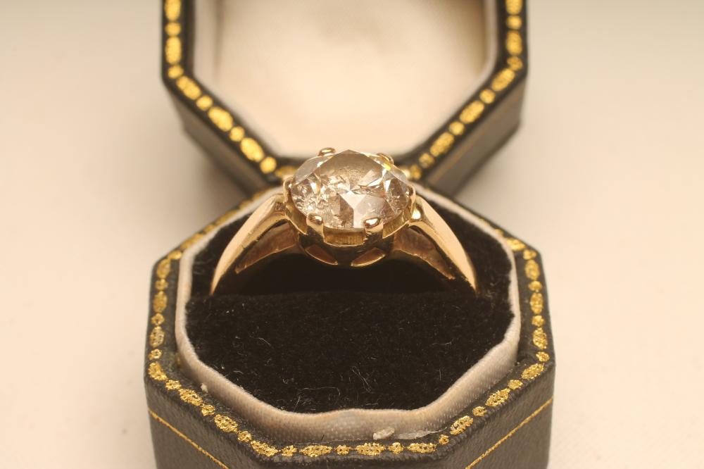 A SOLITAIRE DIAMOND RING Image