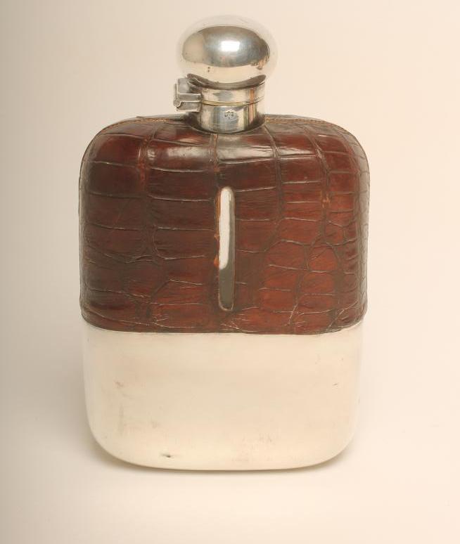A LARGE EDWARDIAN  PLATED HUNTING FLASK Image