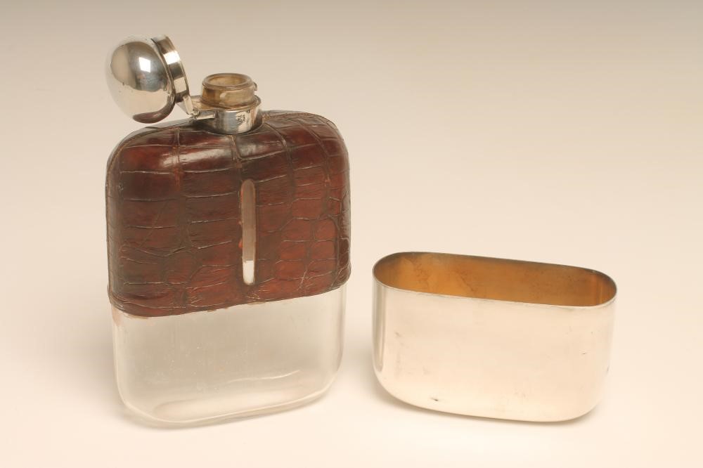 A LARGE EDWARDIAN  PLATED HUNTING FLASK Image