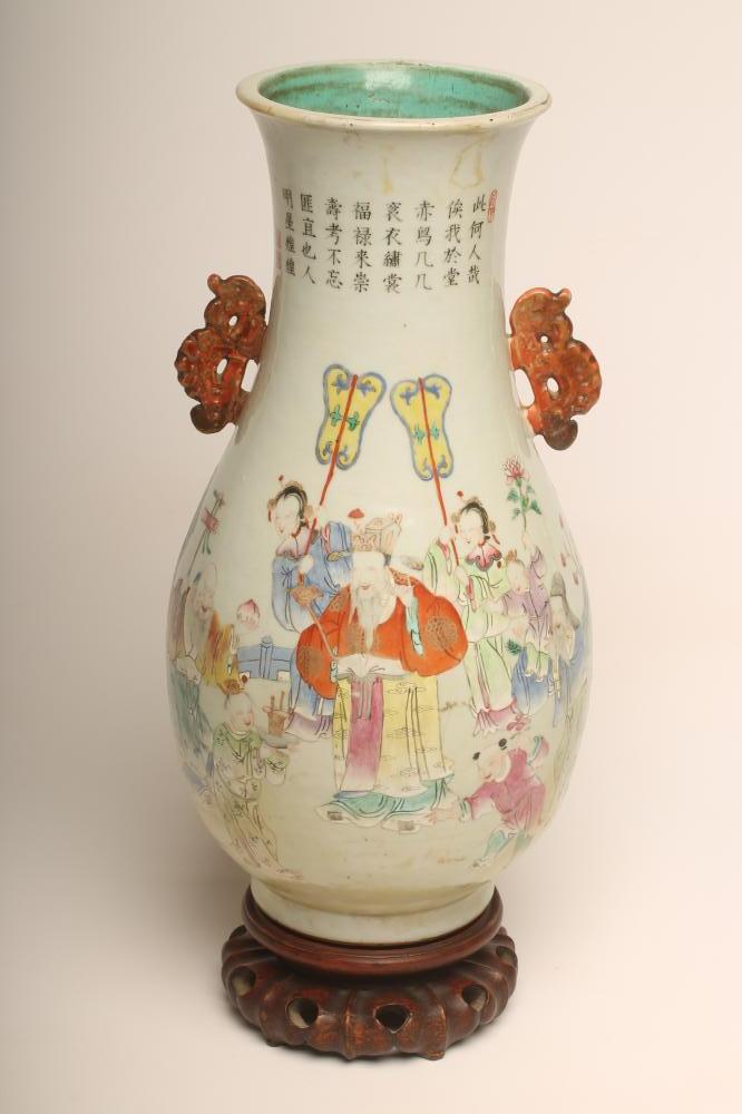 A CHINESE PORCELAIN VASE Image