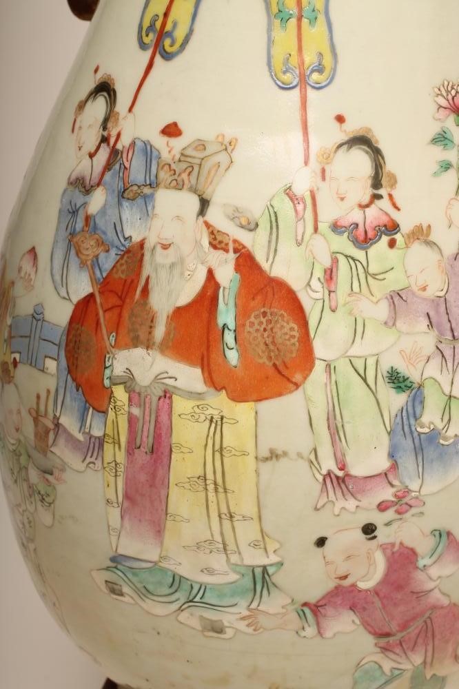 A CHINESE PORCELAIN VASE Image