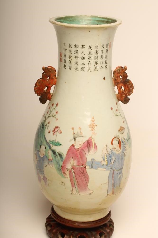 A CHINESE PORCELAIN VASE Image