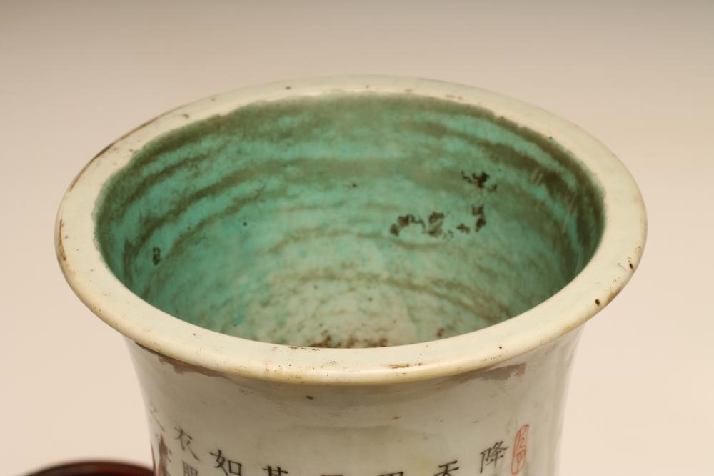 A CHINESE PORCELAIN VASE Image