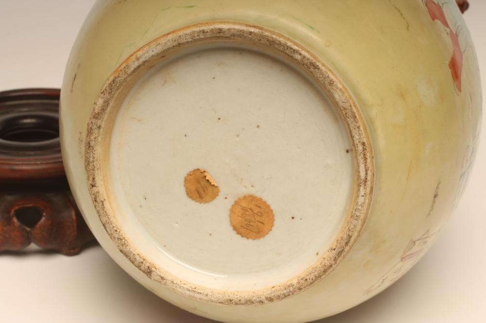 A CHINESE PORCELAIN VASE Image