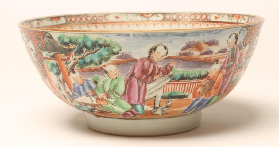 A CHINESE EXPORT PORCELAIN BOWL Image