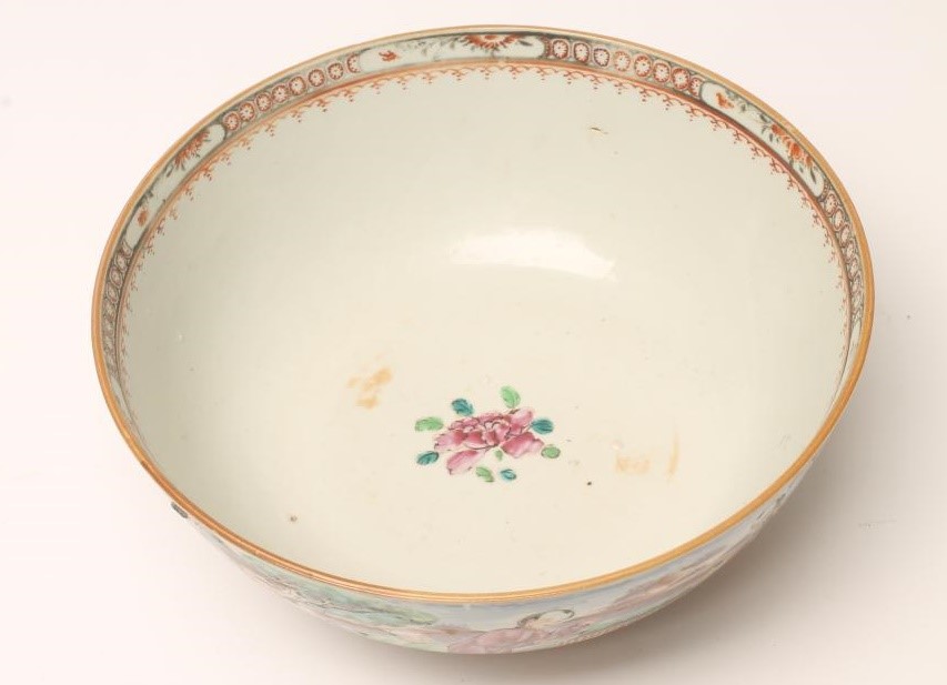 A CHINESE EXPORT PORCELAIN BOWL Image