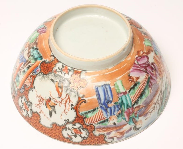 A CHINESE EXPORT PORCELAIN BOWL Image