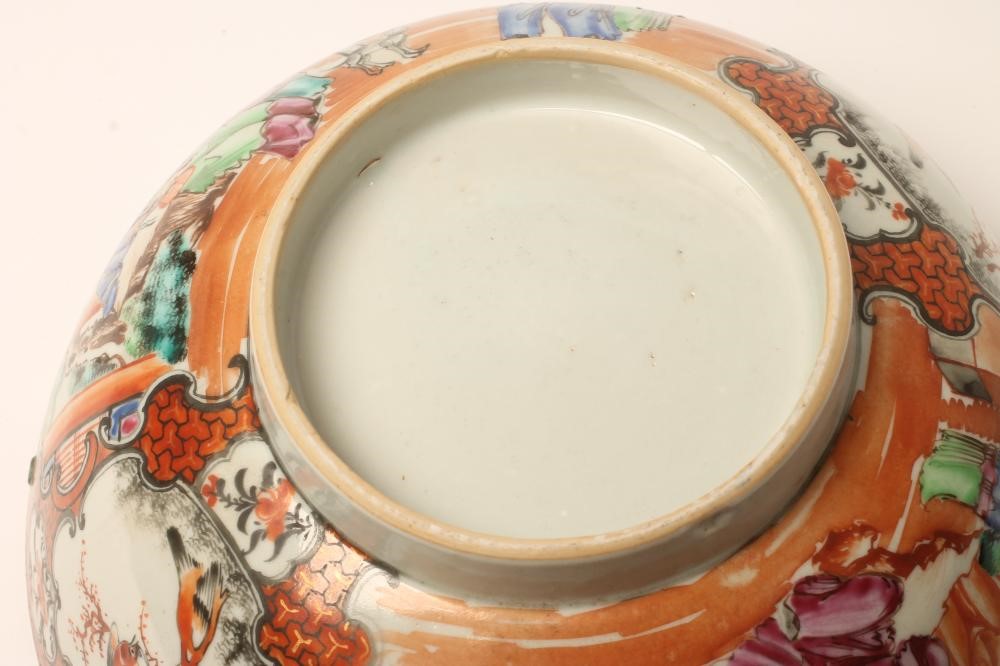 A CHINESE EXPORT PORCELAIN BOWL Image