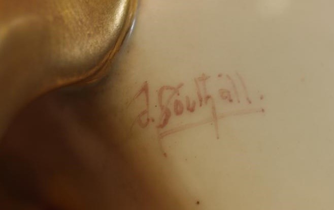 A ROYAL WORCESTER CHINA VASE Image