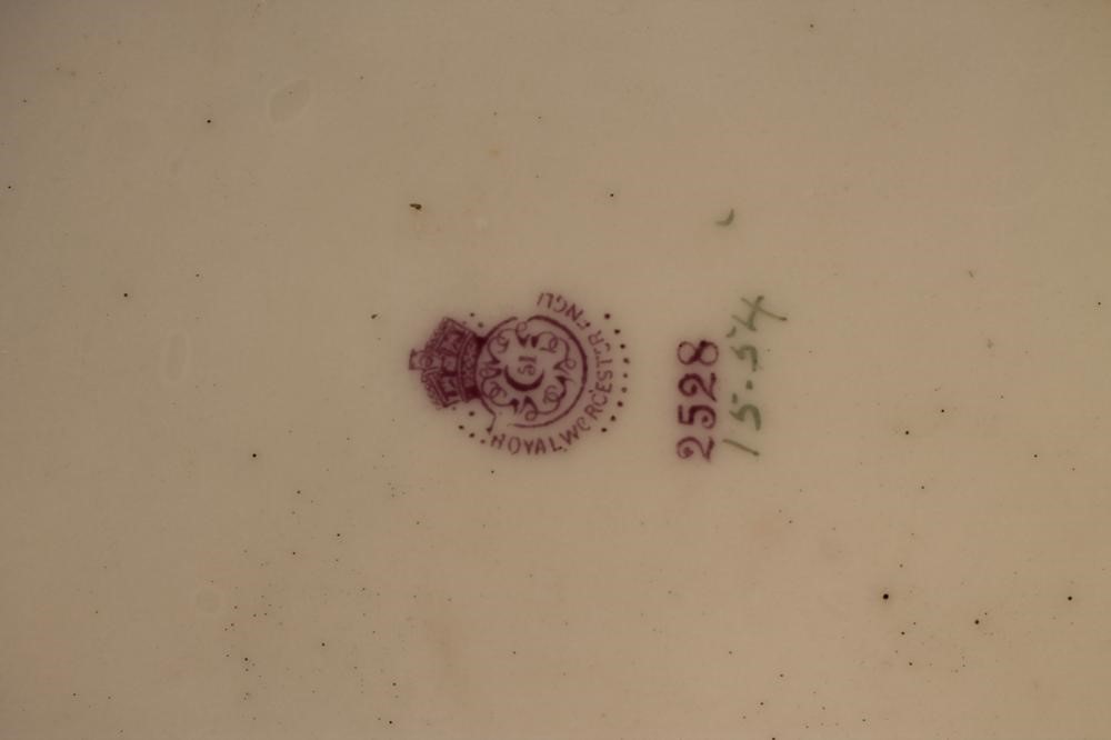 A ROYAL WORCESTER CHINA VASE Image