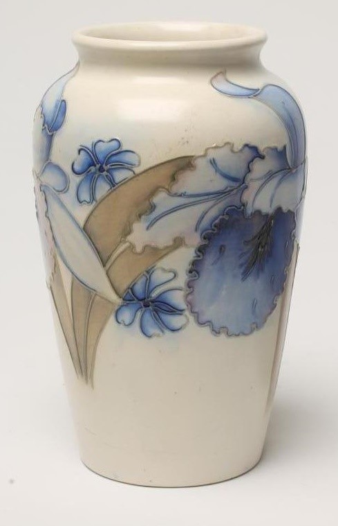 A MOORCROFT POTTERY VASE Image