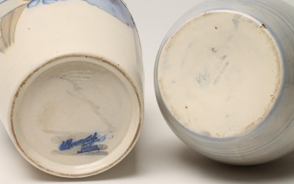 A MOORCROFT POTTERY VASE Image