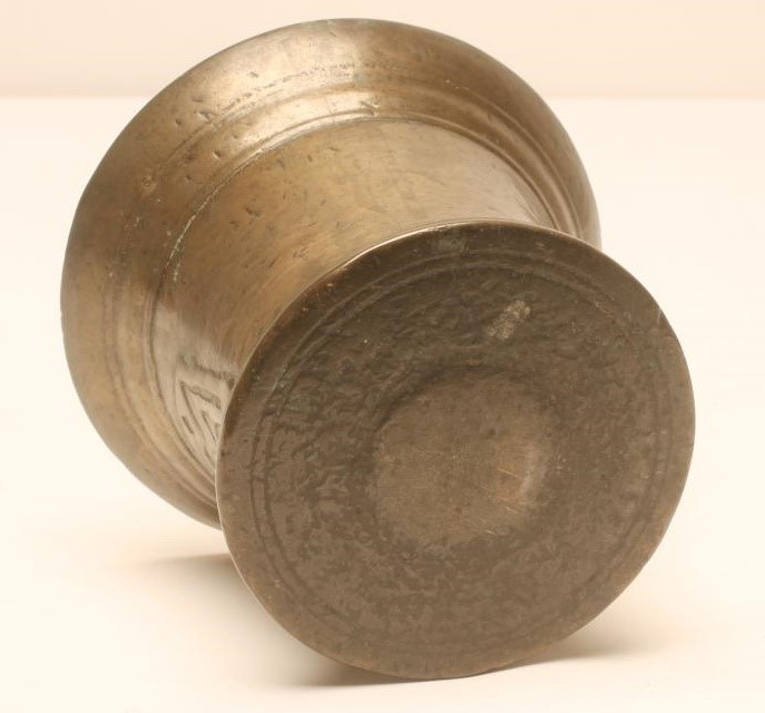 A CHARLES II BRONZE "CUT CARD" MORTAR dated 1684 Image