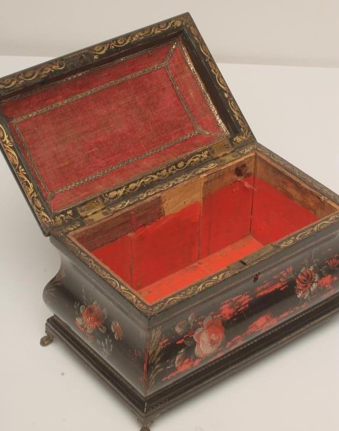 A GEORGIAN BLACK LACQUERED TEA CADDY Image