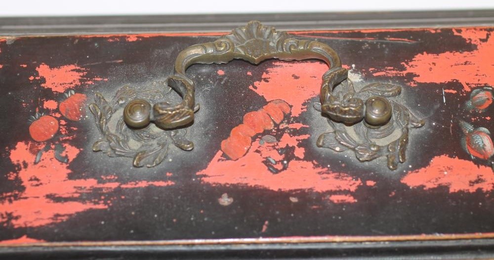 A GEORGIAN BLACK LACQUERED TEA CADDY Image