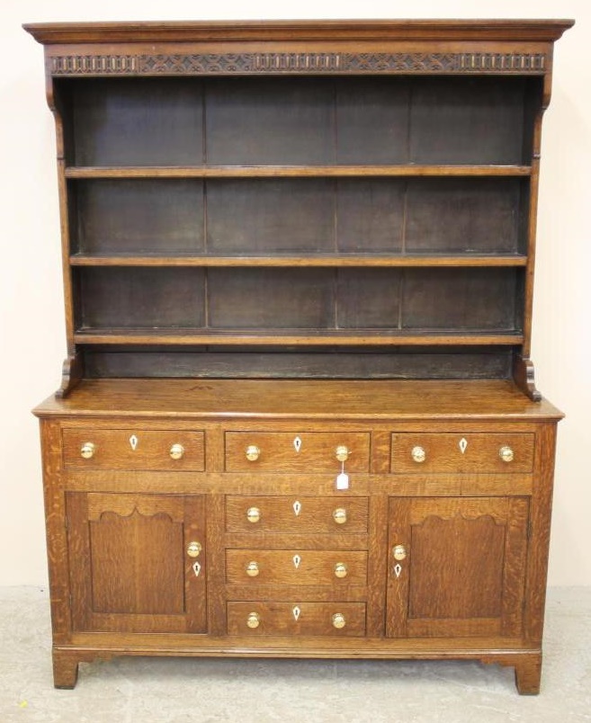 A GEORGIAN OAK DRESSER Image