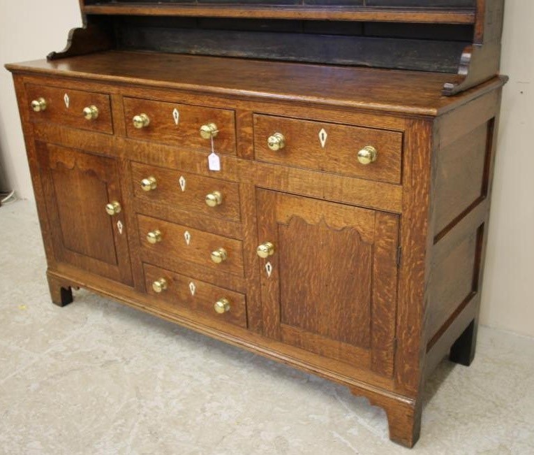 A GEORGIAN OAK DRESSER Image