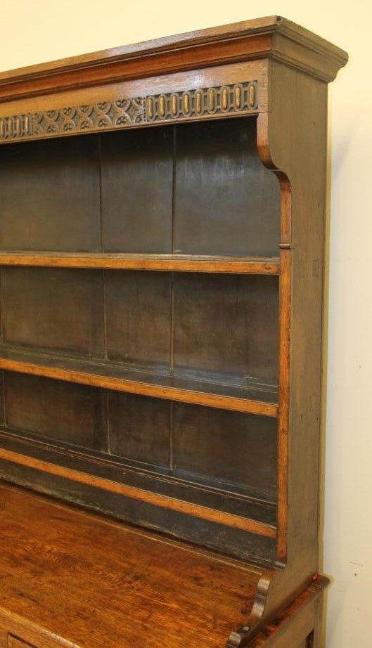 A GEORGIAN OAK DRESSER Image