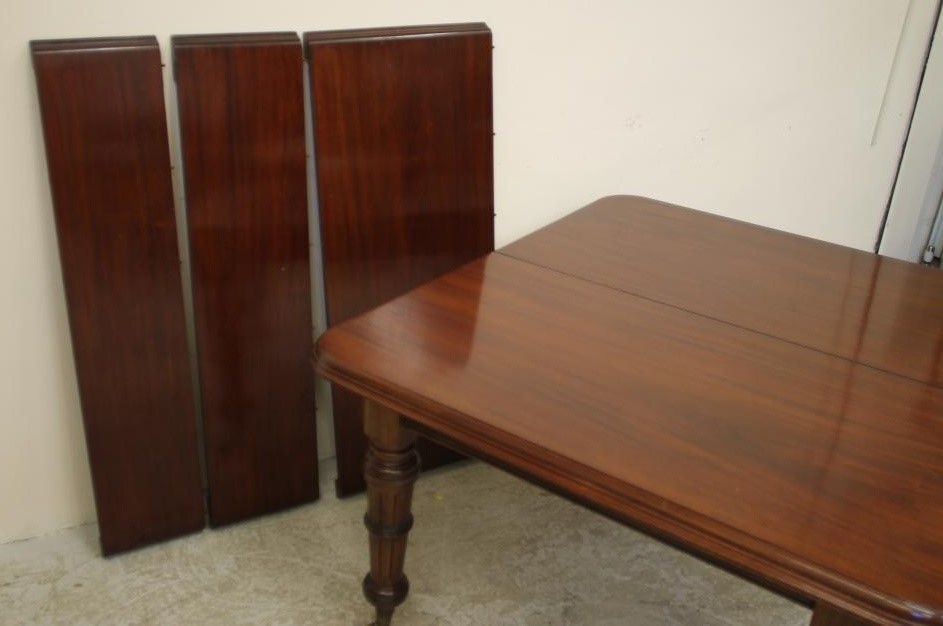 A VICTORIAN MAHOGANY EXTENDING DINING TABLE of rounded oblong form with three leaves and wind out Image