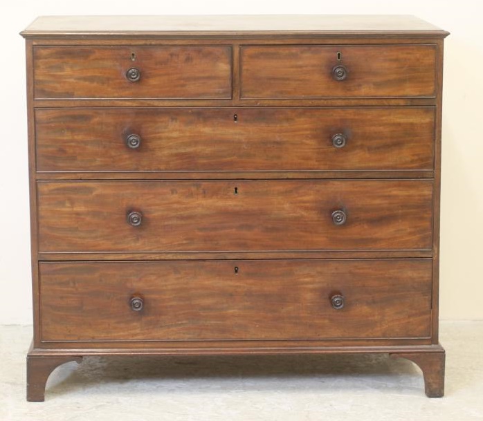 A GEORGIAN MAHOGANY CHEST Image