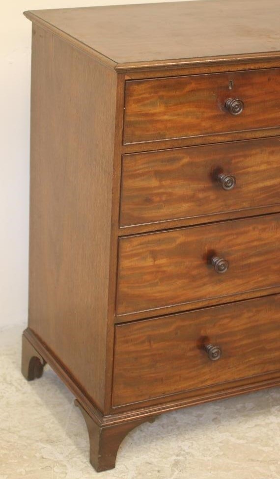 A GEORGIAN MAHOGANY CHEST Image