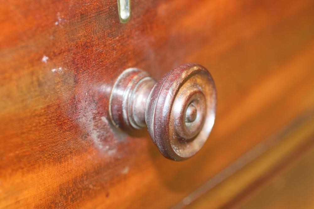 A GEORGIAN MAHOGANY CHEST Image