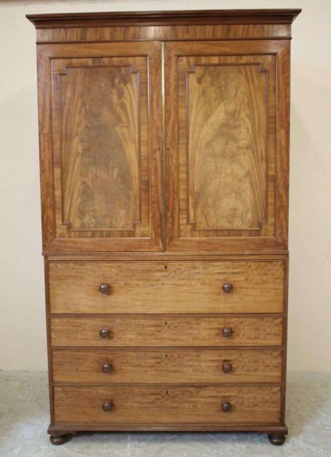 A GEORGIAN MAHOGANY LINEN PRESS Image