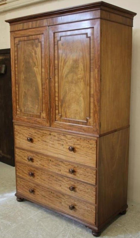 A GEORGIAN MAHOGANY LINEN PRESS Image