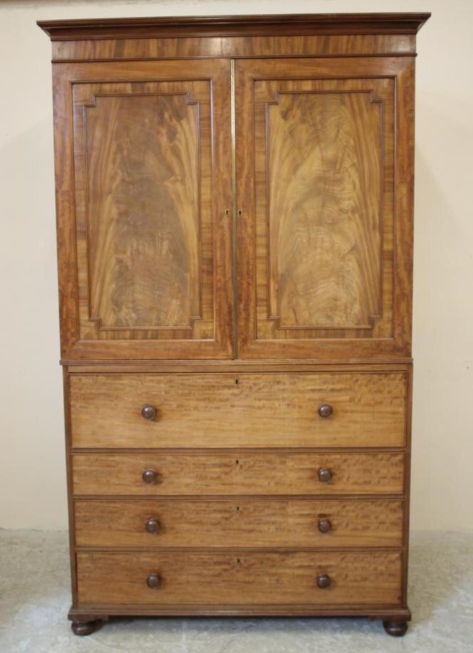 A GEORGIAN MAHOGANY LINEN PRESS Image