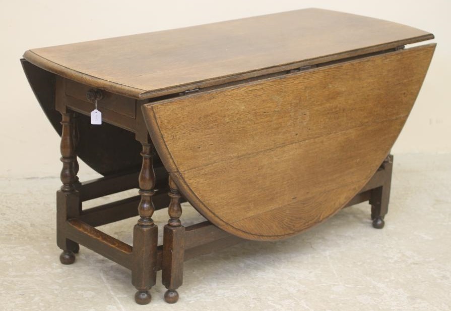 A GEORGIAN OAK GATELEG DINING TABLE Image