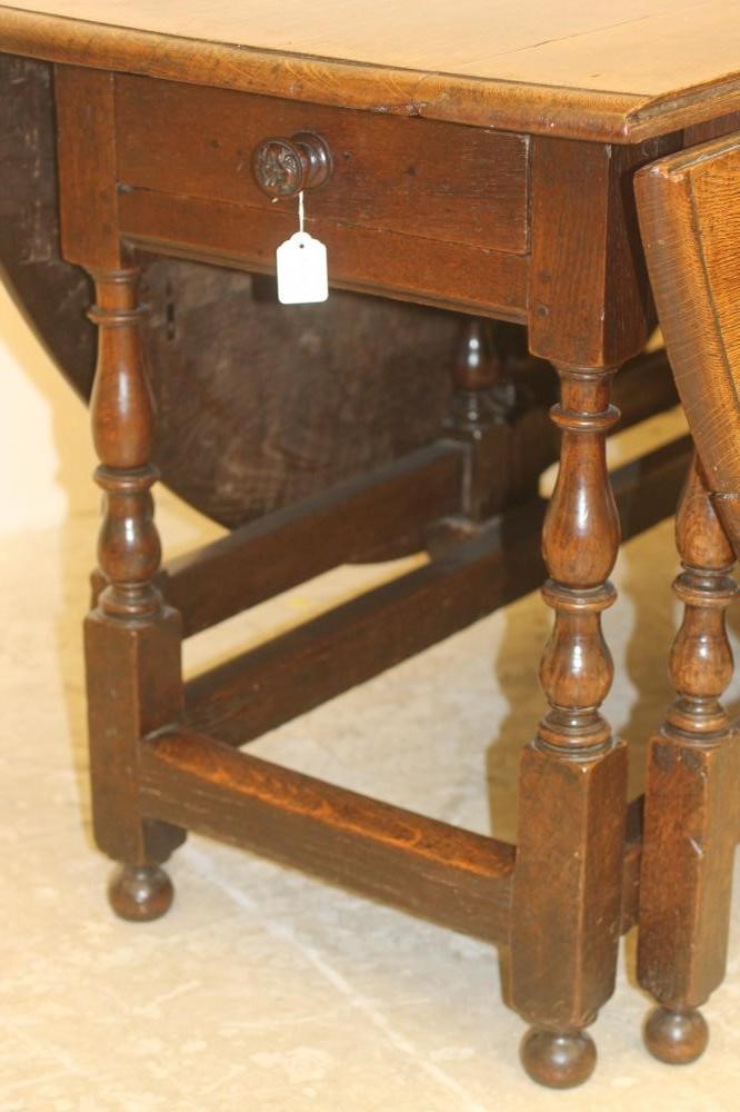 A GEORGIAN OAK GATELEG DINING TABLE Image